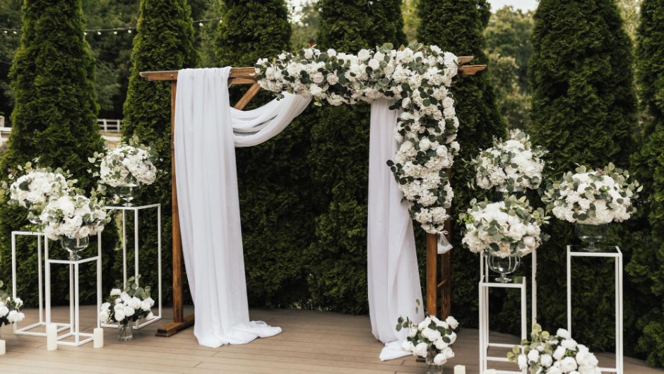 Cum să creezi o zonă foto memorabilă cu ajutorul unei arcade florale