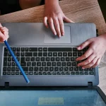 Cum să faci un laptop mai vechi să funcționeze mai bine