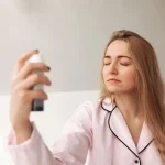Unde să aplici parfumul dacă vrei să se simtă discret, dar persistent