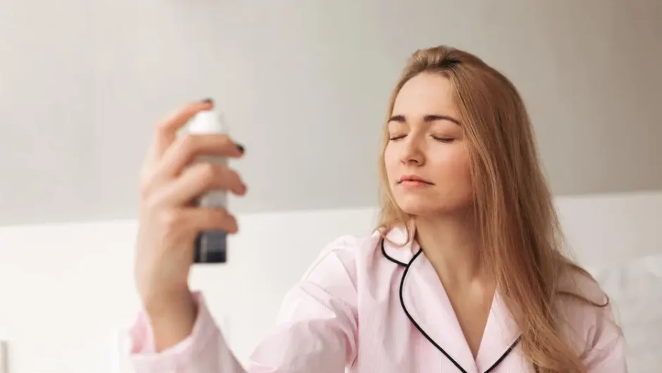 Unde să aplici parfumul dacă vrei să se simtă discret, dar persistent