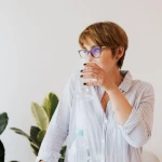 Câți litri de apă ar trebui să beau pe zi? Necesarul de lichide în funcție de organism și activitate