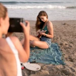 Cum să petreci o zi întreagă la plajă fără să cari jumătate de casă cu tine