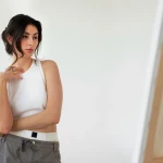 Cum să stilizezi o fustă din piele fără să obții un look prea dur
