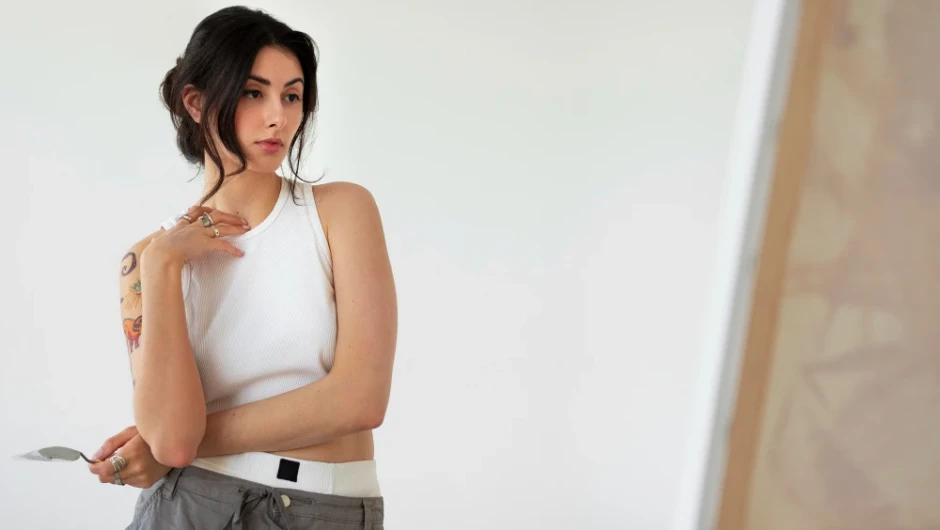 Cum să stilizezi o fustă din piele fără să obții un look prea dur