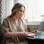 Ce înseamnă când visezi o pisică gri? Culoarea și comportamentul